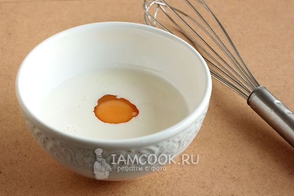 Соединить кефир с яйцом