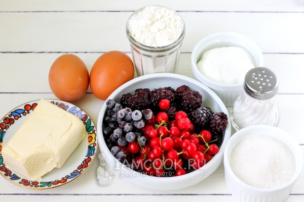 Ингредиенты для песочного пирога с ягодами и сметанной заливкой