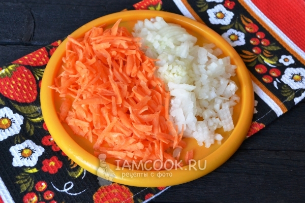 Измельчить лук и морковь