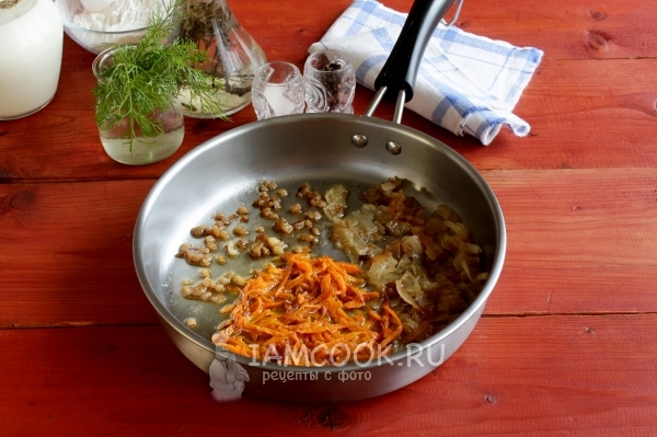 Обжарить сало, лук и морковь