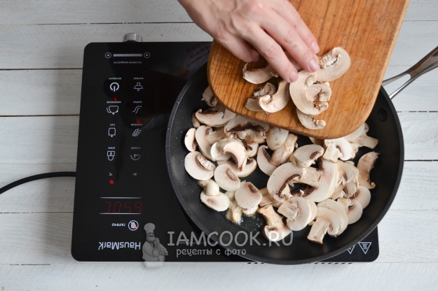 Положить грибы в сковороду