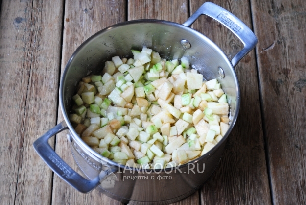 Размешать кабачки с яблоками и сахаром