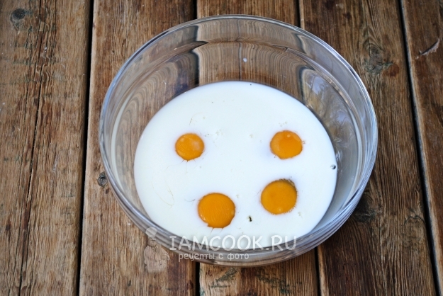 Соединить яйца с молоком