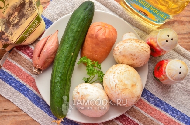 Ингредиенты для салата с ветчиной, грибами и огурцами