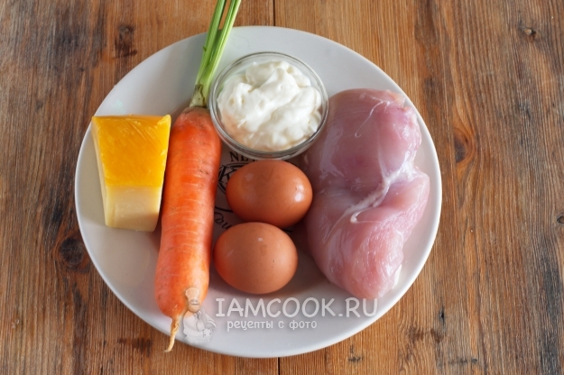 Ингредиенты для салата с курицей, морковью, сыром и яйцами