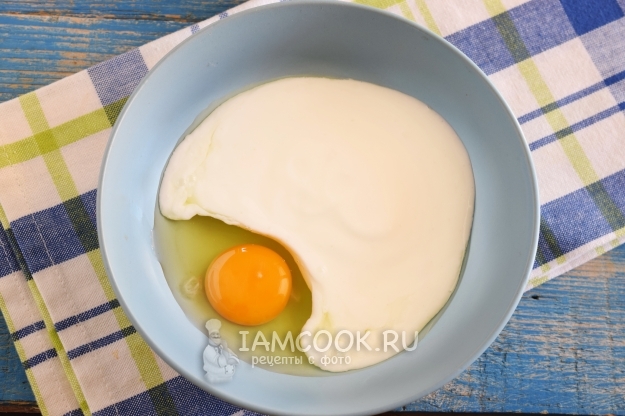 Соединить кефир и яйцо