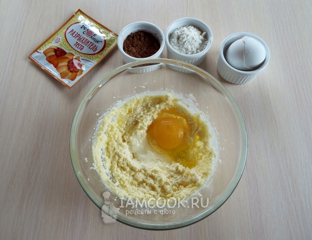 Соединить яйцо, масло и сахар