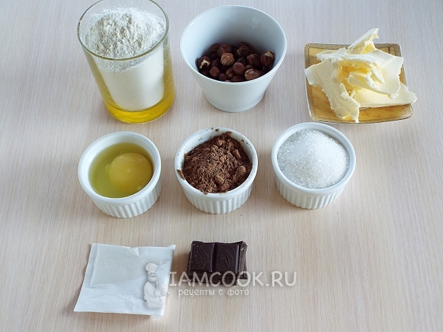 Ингредиенты для шоколадного печенья с цельным фундуком