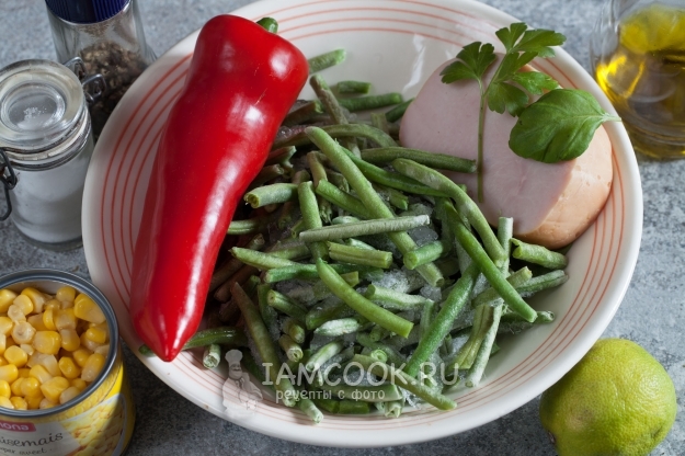 Ингредиенты для салата со стручковой фасолью и ветчиной