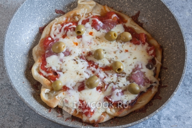 Фото пиццы на сковороде без дрожжей