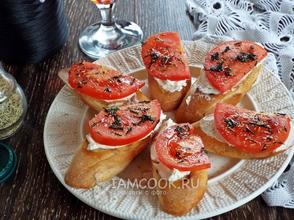 Бутерброды «пикантные» с творожным сыром и помидорами — рецепт с фото пошагово
