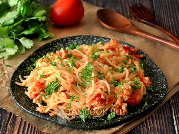 Спагетти с жареным луком, яйцом и помидорами — рецепт с фото пошагово