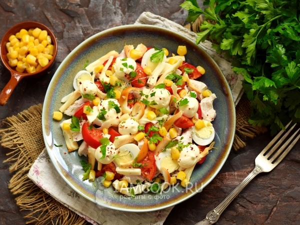 Салат с сыром косичкой и курицей — рецепт с фото пошагово