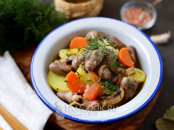 Тушеная картошка с куриными сердечками и грибами — рецепт с фото пошагово