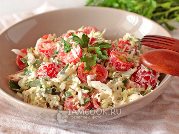 Салат из пекинки с помидорами и сметанной заправкой — рецепт с фото пошагово