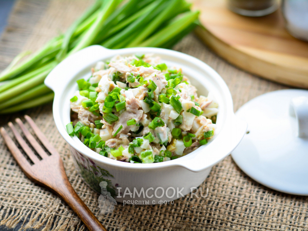 Салат из тунца с яйцом и зеленым луком — рецепт с фото пошагово