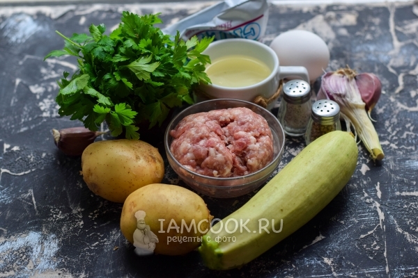 Ингредиенты для запеканки с кабачками, фаршем и картофелем в духовке