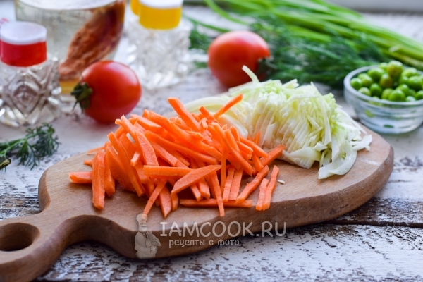 Порезать морковь и капусту