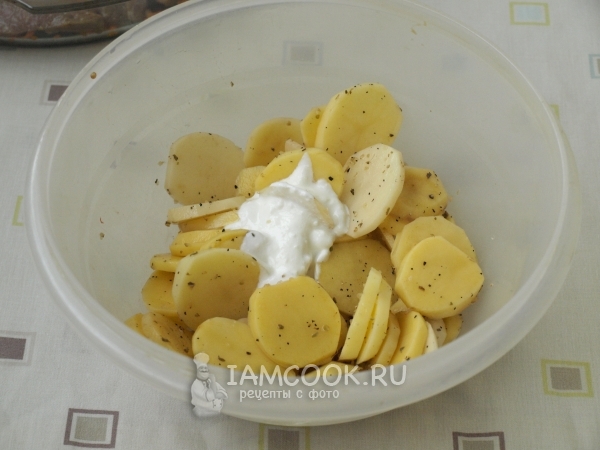 Добавить к картофелю сметану и базилик
