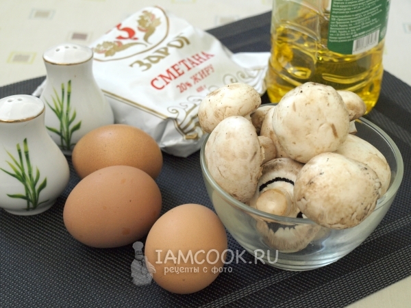Ингредиенты для омлета с грибами на сковороде