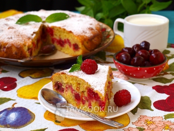 Фото пирога с вишнями и малиной