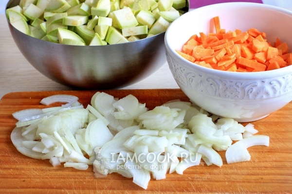 Порезать кабачки, лук и морковь