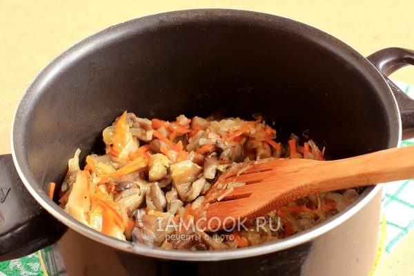 Пожарить грибы с луком и морковью