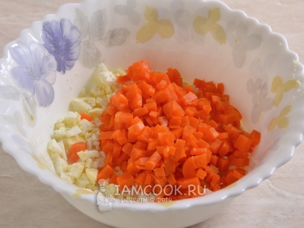 Соединить яйца с морковью