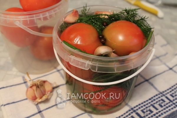 Рецепт соленых помидоров в ведре на зиму
