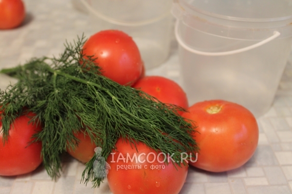 Помыть помидоры и зелень