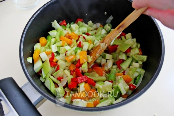 Соединить овощи в кастрюле