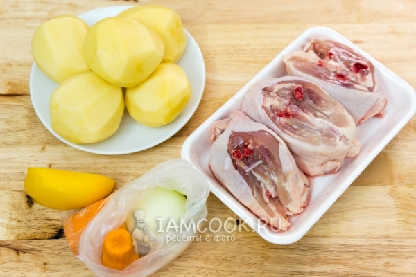 Ингредиенты для тушеной картошки с курицей в казане