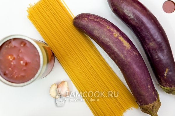 Ингредиенты для макарон (спагетти) с баклажанами и помидорами