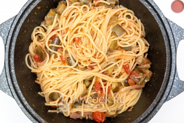 Положить готовые спагетти