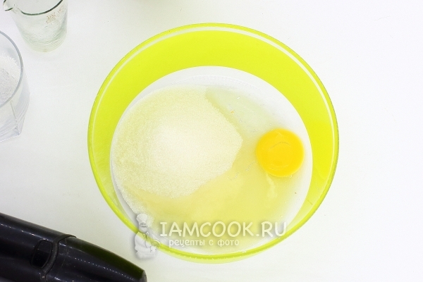 Соединить сахар и яйцо