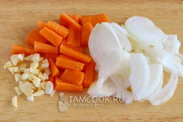 Порезать лук, чеснок и морковь