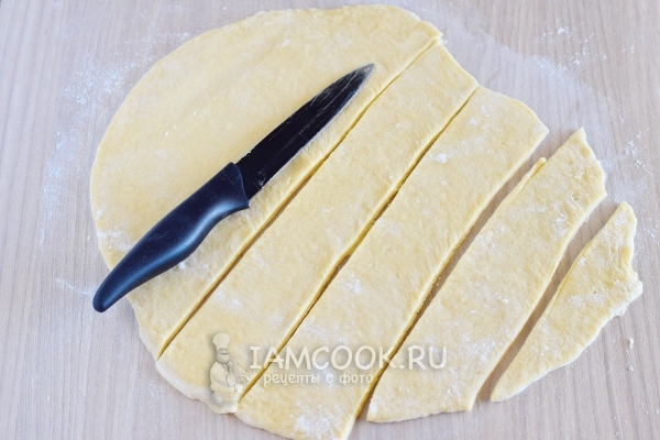 Порезать тесто на полоски