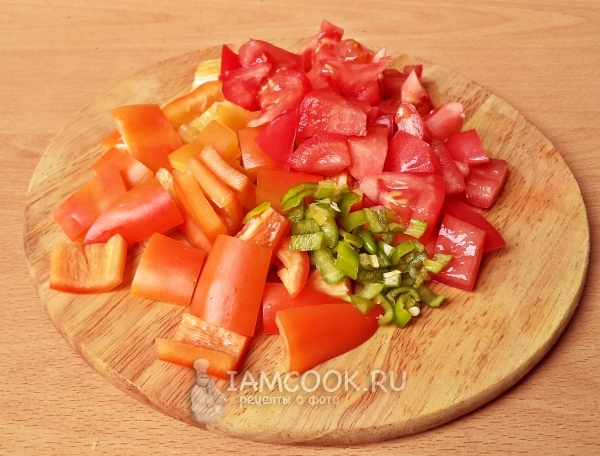 Порезать помидоры и перец