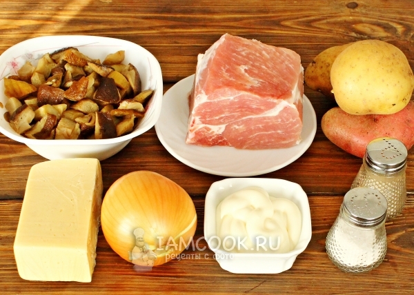 Ингредиенты для мяса по-французски с картошкой и грибами