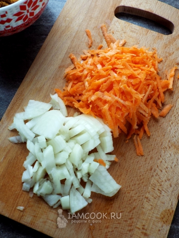 Натереть морковь и порезать лук
