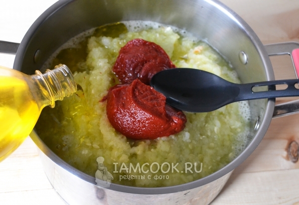 Добавить масло и томатную пасту
