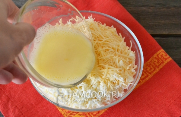 Влить яичную смесь в сыр