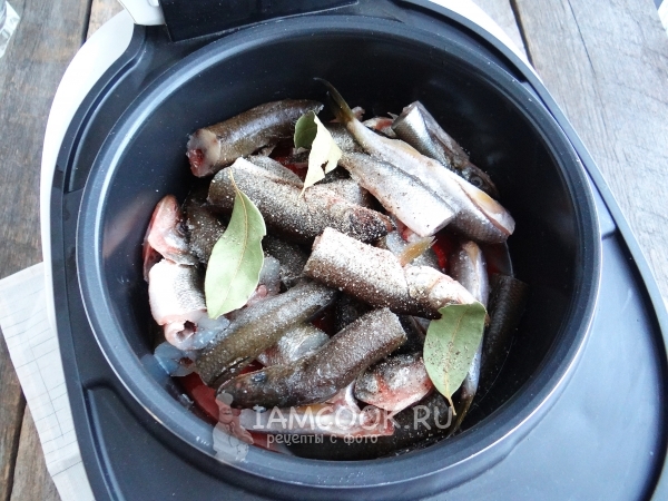 Добавить рыбу, соль, перец и лавровый лист
