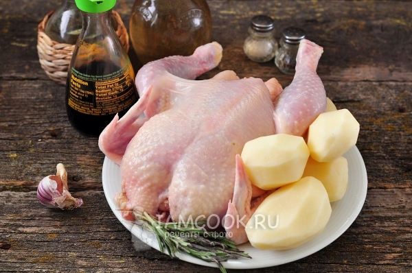 Ингредиенты для курицы, фаршированной картошкой, в духовке