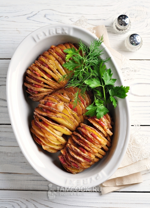 Фото картошки-гармошки, запеченной с беконом и ароматными травами