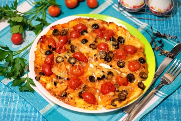 Домашняя пицца с моцареллой и помидорами черри