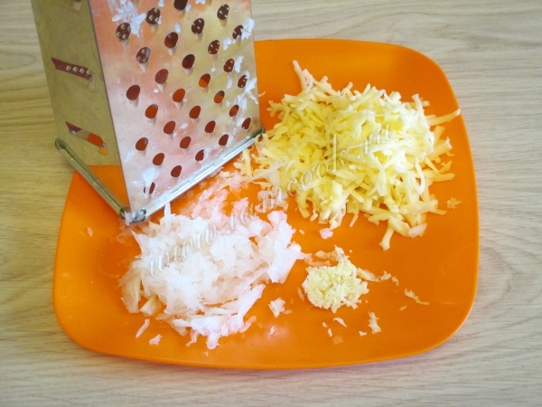 Тертый сыр и чеснок