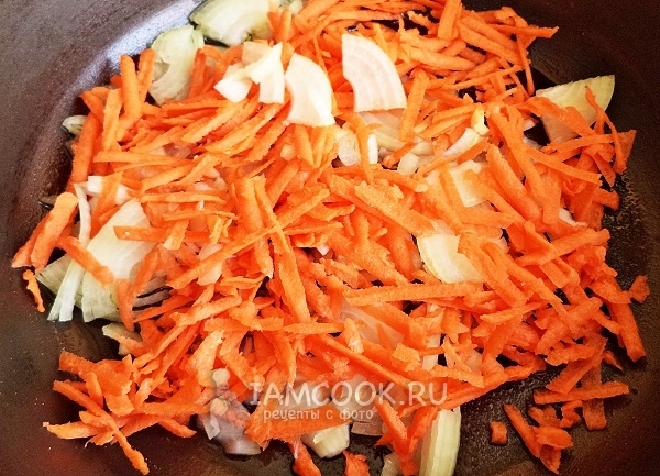 Обжарить лук с морковью