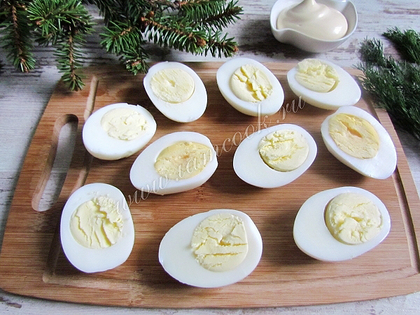 Яйца, фаршированные сыром и лососем – кулинарный рецепт