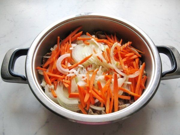 Куриные желудки с морковью и луком